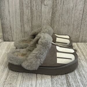 UGG COBBLE DISQUETTE
CHOPD SUEDE/ SHEEPSKIN PLATFORM SLIPPERS,